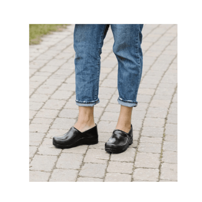 Sanita Pro Cabrio Women’s Clogs – Black| Wide 4